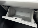 【グローブボックス】収納スペースもしっかりと確保できます。