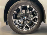 BMWの純正アロイホイールは軽量かつ強度にも優れているホイールで走行性能を引き上げる設計になっております。足元にもBMWは妥協がなくこだわっている個所になります。