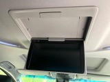 【12.8型フリップダウン】大画面モニターで後席でもエンタメをお楽しみいただけます。家族や友人とお出かけする機会が多い方に大人気です♪