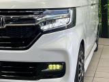 【LEDヘッドライト】悪天候や夜間走行時も良好な視界を確保し安心して運転できる高輝度LEDヘッドライトを装備!点灯速度が早く、消費電力も抑えられています。