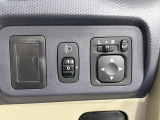 【電動格納ミラー】サイドミラーは電動格納式となっており、狭い駐車場でもキズがつくリスクを抑えられます。