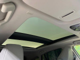【ガラスルーフ】ガラスルーフ搭載で車内の解放感が一気にアップ!開放的なドライブをお楽しみいただけます。