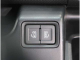 運転席からも操作できる両側パワースライドドア付きです。