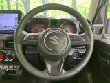 インテリアに合わせたデザインのステアリングは、運転される方のことも考え、運転しやすい形状、大きさです。是非一度、実際に触ってお確かめください。