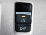 駐車ブレーキは電子制御です。信号待ちなどでブレーキペダルから足を離せるブレーキホールド機能付きです。