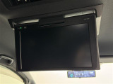 【12.1型フリップダウンモニター】12.1型、純正後席フリップダウンモニターを装備。家族や仲間との長距離ドライブも、このモニターがあればさらに盛り上がりますね!