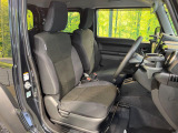 運転席まわりには十分なスペースがあり、大柄な方でもゆったり運転していただける環境です。