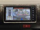 【パノラミックビューモニター】自車周辺をぐるりと俯瞰できるカメラで危険を察知。上空からの映像で自動車や障害物の位置が詳細に確認できるので、狭い駐車場でも安心して駐車できますね。