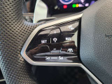 ハンドル左側:ACCアダプティブクルーズコントロールをこのボタンのみで行うことができます。運転中でもハンドル内にあることで視線の動き幅を抑えられ安全性を高めています。