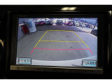 後方の死角を軽減し、狭い場所での切替しや駐車もしやすくなるバックモニターを装備しています。