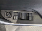 パワーウィンドウのスイッチですよ。 運転席に居ながら窓を開け閉めのコントロールできますよ。 ロック機能で、子供がイタズラして窓を開けるという事も無くなりますよ。