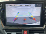 【バックカメラ】駐車時に後方がリアルタイム映像で確認できます。大型商業施設や立体駐車場での駐車時や、夜間のバック時に大活躍!運転スキルに関わらず、今や必須となった装備のひとつです!