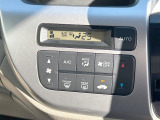 【オートエアコン】一度お好みの温度に設定すれば、車内の温度を検知し風量や温度を自動で調整。暑い…寒い…と何度もスイッチ操作をする必要はありません。快適な車内空間には必須の機能ですね♪