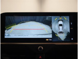 バックモニター付き。駐車の際のサポートとなり、必須アイテムのひとつですよね。それでも、バックする際は必ずご自身の目で確認をしてください。パノラミックビューで上から見下ろした視点でも確認できます!