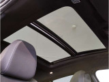 ★サンルーフ★解放感溢れる仕様です★チルドアップや全開にも出来、車内を明るくしてくれます★