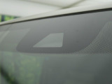 【ホンダセンシング】走行中に前方の車両等を認識し、衝突しそうな時は警報とブレーキで衝突回避と被害軽減をアシスト。より安全にドライブをお楽しみいただけます。