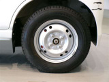 スチールホイール装着車です。