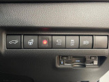 【ステアリングヒーター】冬場に冷たくなりやすい革巻きステアリングを、スイッチ一つで素早く適温に!エアコンよりも早く温まってくれるので、寒い日の運転も快適になりますね♪