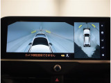 バックモニター付き。駐車の際のサポートとなり、必須アイテムのひとつですよね。それでも、バックする際は必ずご自身の目で確認をしてください。パノラミックビューで上から見下ろした視点でも確認できます!