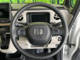 インテリアに合わせたデザインのステアリングは、運転される方のことも考え、運転しやすい形状、大きさです。是非一度、実際に触ってお確かめください。