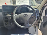 ハンドルも握りやすいデザインです!ぜひ一度実車をご覧ください!