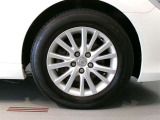 純正のアルミホイール装着車です。タイヤサイズは215/60R16です。