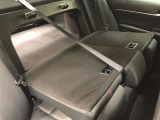 トランク内のレバーを引けば、リヤシートを前倒しでき、大きな荷物や長尺の荷物を積載可能!