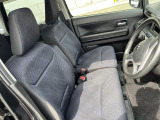 フロントシートはベンチシートです。インパネシフトで足元は広々。運転席と助手席はウォークスルーできます。
