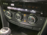 【左右独立型フルオートエアコン】運転席と助手席でそれぞれお好みの温度に設定可能。同乗者にも配慮した、快適な空調をお届け致します。