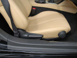 専用設計のレカロシートは、レザーとアルカンターラの組み合わせが上質。どんな運転でも体をしっかりとホールドし、人馬一体の走りをより深く味わえます。その座り心地は「走りへの愛」の結晶です。