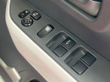 【電動格納ミラー】サイドミラーは電動格納式となっており、狭い駐車場でもキズがつくリスクを抑えられます。