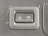 【パワーバックドア】スマートキーや運転席のボタンを押すだけでリアゲートが自動で開閉します!荷物を持っている時や、高い位置にあるバックドアを閉める際に便利な機能です♪