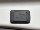 【パワーバックドア】スマートキーや運転席のボタンを押すだけでリアゲートが自動で開閉します!荷物を持っている時や、高い位置にあるバックドアを閉める際に便利な機能です♪