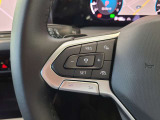 ハンドル左側:ACCアダプティブクルーズコントロールをこのボタンのみで行うことができます。運転中でもハンドル内にあることで視線の動き幅を抑えられ安全性を高めています。