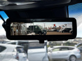 【デジタルインナーミラー(トヨタ)】車両後方カメラの映像をルームミラーに映すことが出来ます。 そのため、後席に人や荷物があって後方が見えづらい場合でもしっかり視界を確保することが出来ます。