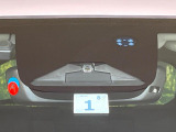 【ホンダセンシング】走行中に前方の車両等を認識し、衝突しそうな時は警報とブレーキで衝突回避と被害軽減をアシスト。より安全にドライブをお楽しみいただけます。