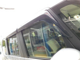雨の日の換気などに便利なドアバイザー付です。中古車にも純正アクセサリーのお取付ができます。