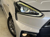 【LEDヘッドライト】悪天候や夜間走行時も良好な視界を確保し安心して運転できる高輝度LEDヘッドライトを装備!点灯速度が早く、消費電力も抑えられています。