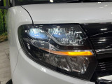 【LEDヘッドライト】悪天候や夜間走行時も良好な視界を確保し安心して運転できる高輝度LEDヘッドライトを装備!点灯速度が早く、消費電力も抑えられています。