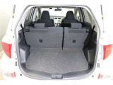 荷物の積みおろしがしやすいハッチバック。上方向にドアが開くので雨の日でも車内が濡れにくいですよ。