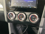 【オートエアコン】一度お好みの温度に設定すれば、車内の温度を検知し風量や温度を自動で調整。暑い…寒い…と何度もスイッチ操作をする必要はありません。快適な車内空間には必須の機能ですね♪
