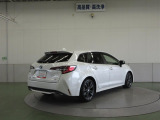 高級車の定番「ダブルウィッシュボーン式」のリヤサスペンションを採用。質感に優れた、心地よい乗車感を実現しています。