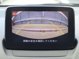 カラーで後方映像をモニターに映し出してくれるので、ショッピングモールのような狭い駐車場であったとしても障害物を見つけ、楽々駐車することができますね。