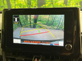 【バックカメラ】駐車時に後方がリアルタイム映像で確認できます。大型商業施設や立体駐車場での駐車時や、夜間のバック時に大活躍!運転スキルに関わらず、今や必須となった装備のひとつです!