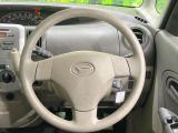 インテリアに合わせたデザインのステアリングは、運転される方のことも考え、運転しやすい形状、大きさです。是非一度、実際に触ってお確かめください。