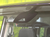【エマージェンシーブレーキ】走行中に前方の車両等を認識し、衝突しそうな時は警報とブレーキで衝突回避と被害軽減をアシスト。より安全にドライブをお楽しみいただけます。