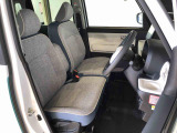 運転席の座面高さを調整できるシートリフターが付いています。フロントシートはベンチシートを採用で、座面も広く使い勝手もいいですよ♪