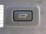【パワーバックドア】スマートキーや運転席のボタンを押すだけでリアゲートが自動で開閉します!荷物を持っている時や、高い位置にあるバックドアを閉める際に便利な機能です♪