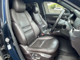 アップライトに着座するシートは、操作に力もはいりやすく、車両感覚も掴みやすいと好評です。