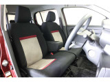 フロントベンチシートだから運転席足元もゆったり、広々快適です♪